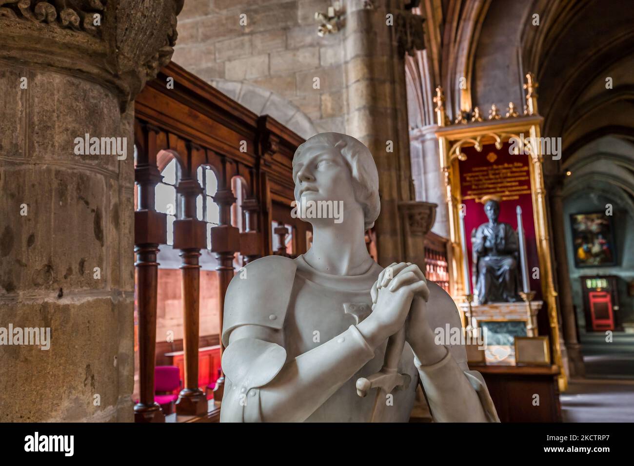 MOULINS, ALLIER, FRANKREICH, 11. APRIL 2022 : Innenräume und architektonische Dekore der Kathedrale unserer Lieben Frau von der Verkündigung, von verschiedenen Architekten, aus Stockfoto