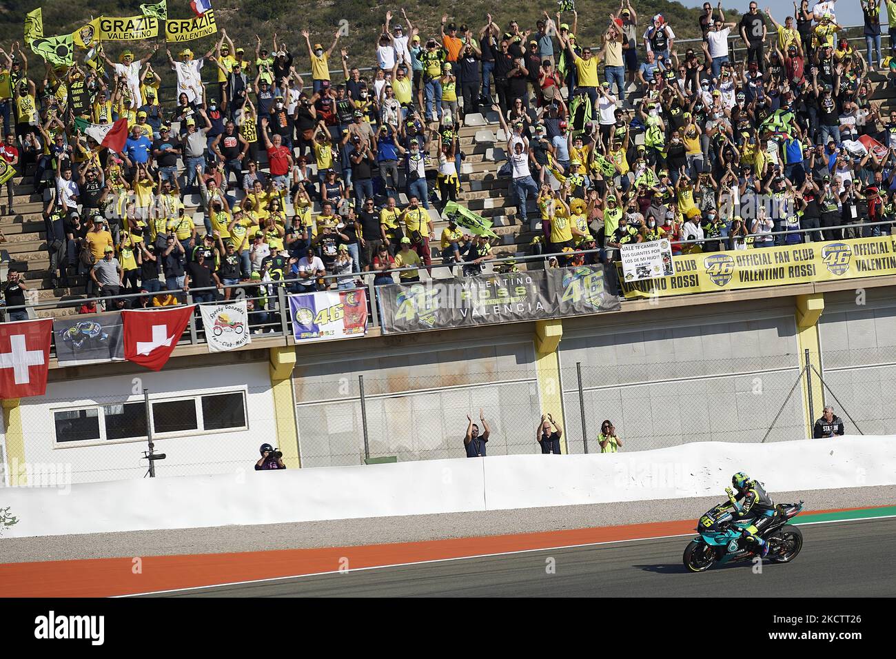 Valentino Rossi unterstützt beim Qualifying des Gran Premio Red Bull de España am Ricardo Tormo Circuit am 13. November 2021 in Valencia, Spanien. (Foto von Jose Breton/Pics Action/NurPhoto) Stockfoto