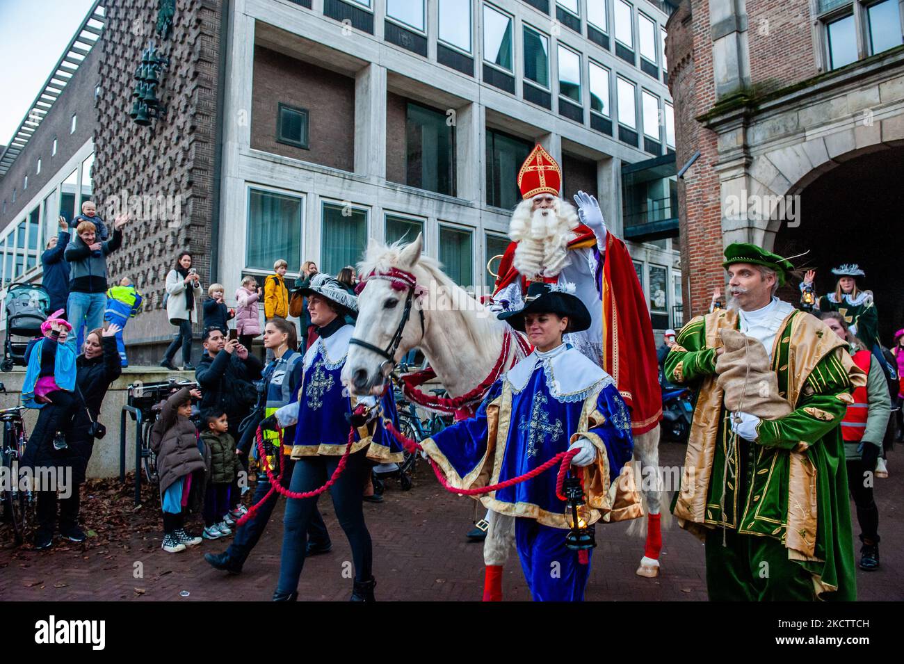 Der Nikolaus kommt mit seinem weißen Pferd in die Stadt und wird zum ersten Mal von den Helfern des Nikolaus ohne Blackface-Make-up begleitet und trägt am 13.. November 2021 in Arnhem elegante historische Kostüme. (Foto von Romy Arroyo Fernandez/NurPhoto) Stockfoto