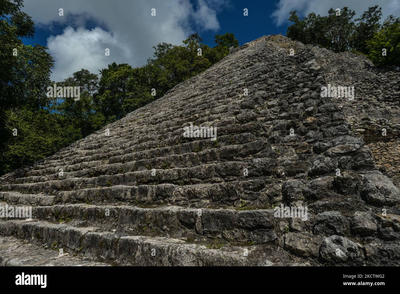 Eine 137 Meter hohe (42 Meter) Nohoch Mul Pyramide, die höchste Maya-Pyramide auf der Halbinsel Yucatan und die zweithöchste Maya-Pyramide der Welt, im Inneren der archäologischen Stätte Coba. Am Freitag, den 12. November 2021, in Coba, Quintana Roo, Mexiko. (Foto von Artur Widak/NurPhoto) Stockfoto