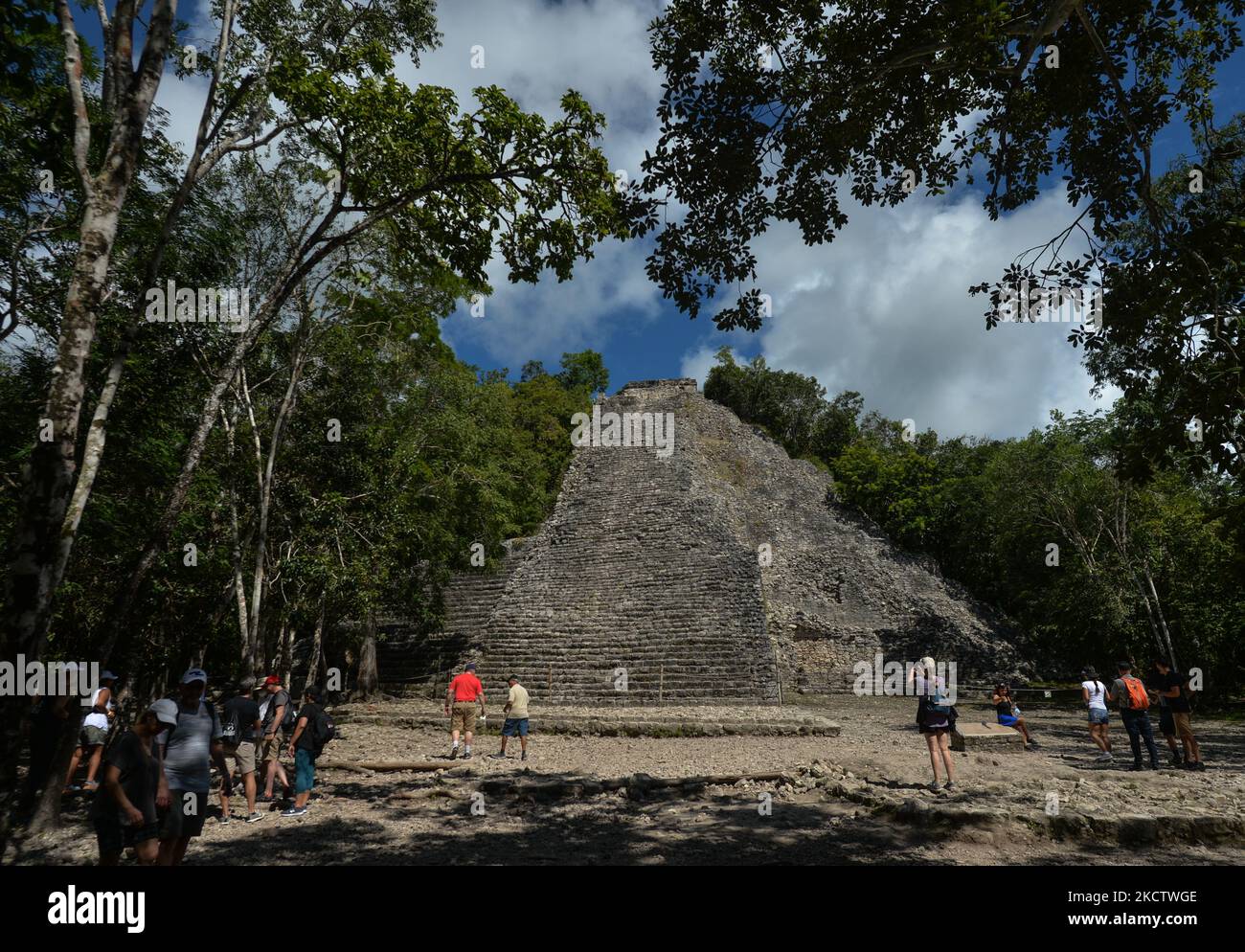 Eine 137 Meter hohe (42 Meter) Nohoch Mul Pyramide, die höchste Maya-Pyramide auf der Halbinsel Yucatan und die zweithöchste Maya-Pyramide der Welt, im Inneren der archäologischen Stätte Coba. Am Freitag, den 12. November 2021, in Coba, Quintana Roo, Mexiko. (Foto von Artur Widak/NurPhoto) Stockfoto