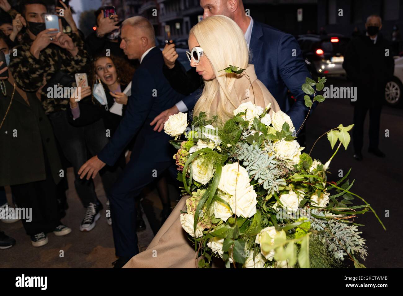 Lady Gaga verlässt ihr Hotel vor der italienischen Premiere des Films House of Gucci am 13. November 2021 in Mailand, Italien. (Foto von Alessandro Bremec/NurPhoto) Stockfoto