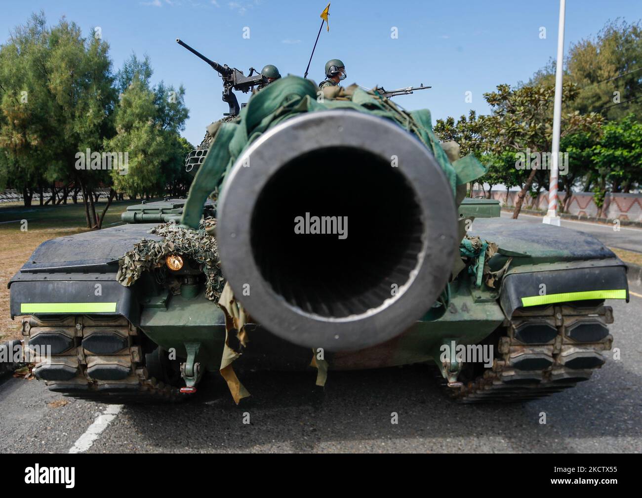 M60-A3 Panzer werden im Rahmen einer militärischen Übung, die die Verteidigung gegen das Eindringen von chinesischem Militär simuliert, in Tainan (Taiwan), 11. November 2021, eingesetzt, um eine Landverteidigungsoperation durchzuführen. Die sich selbst regierende Insel erhält zunehmend Unterstützung von den USA und baut gleichzeitig bessere Beziehungen zu Großbritannien, Australien, Frankreich und anderen europäischen Ländern auf, darunter Litauen, die Tschechische Republik, Polen und so weiter. (Foto von Ceng Shou Yi/NurPhoto) Stockfoto