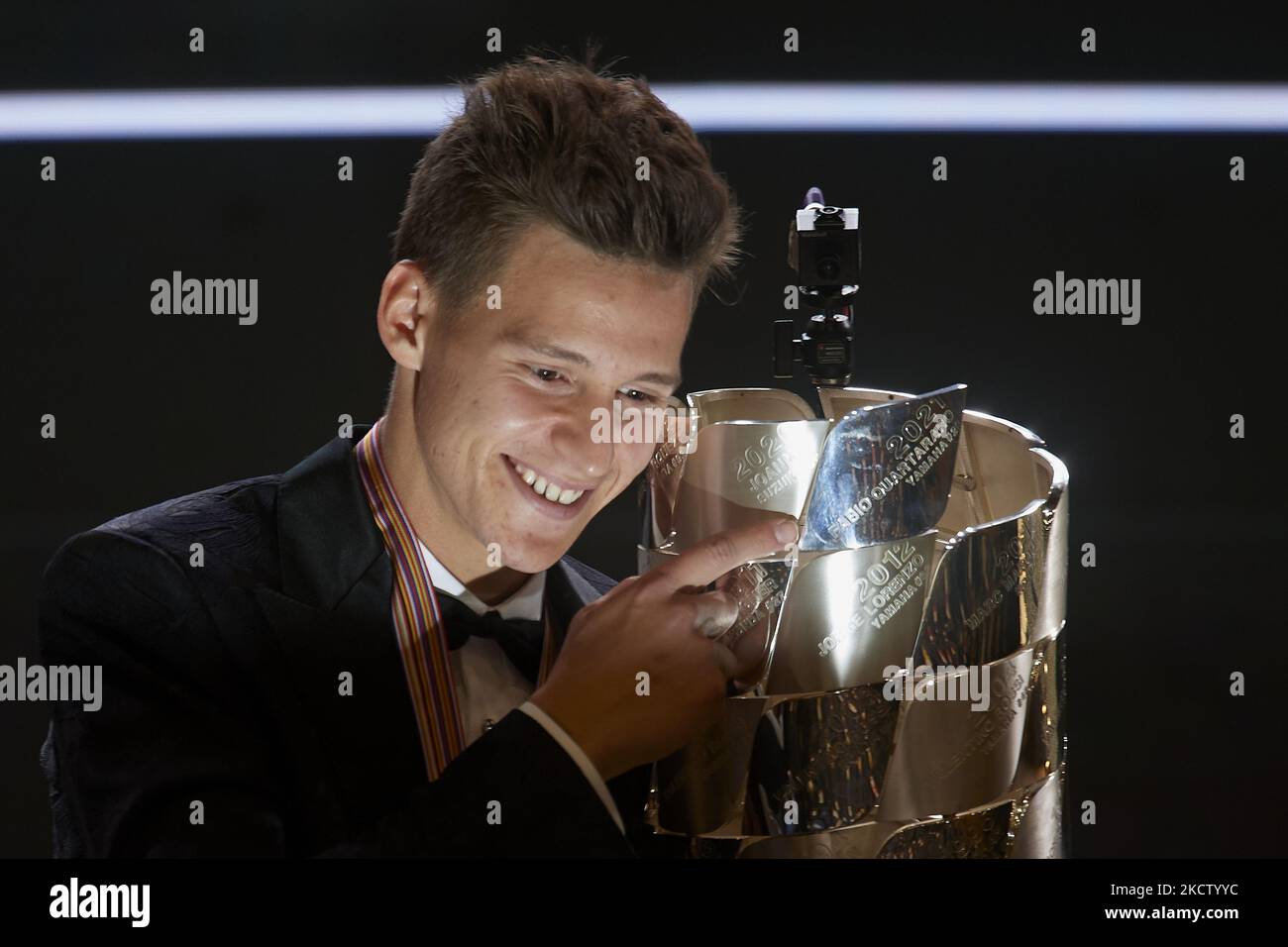 Fabio Quartararo aus Frankreich und Monster Energy Yamaha MotoGP mit der Weltmeisterin-Trophäe während der FIM MotoGP-Preisverleihung in der Fira de Valencia am 14. November 2021 in Valencia, Spanien. (Foto von Jose Breton/Pics Action/NurPhoto) Stockfoto