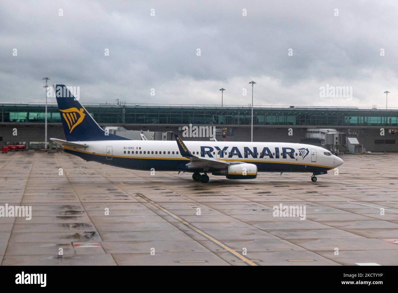 Boeing 737-800-Passagierflugzeug der Low-Cost-Fluggesellschaft Ryanair FR aus der Sicht des Londoner Stansted Airport STN vor dem Terminal und den Gates. Ryanair Group betreibt eine Flotte mit mehr als 400 Boeing 737-800-Flugzeugen. Die irische Billigfluggesellschaft nutzt Stansted als eine der wichtigsten operativen Stützpunkte. Die weltweite Luftfahrtindustrie versucht, sich von den negativen Auswirkungen der Coronavirus-Pandemie Covid-19 zu erholen. Stansted Airport, Großbritannien am 12. November 2021. (Foto von Nicolas Economou/NurPhoto) Stockfoto