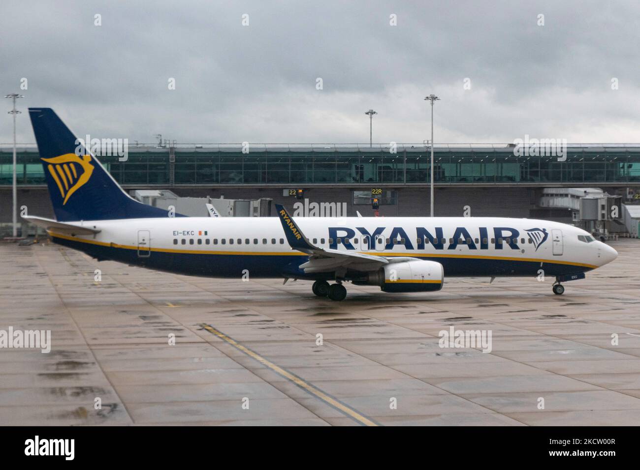 Boeing 737-800-Passagierflugzeug der Low-Cost-Fluggesellschaft Ryanair FR aus der Sicht des Londoner Stansted Airport STN vor dem Terminal und den Gates. Ryanair Group betreibt eine Flotte mit mehr als 400 Boeing 737-800-Flugzeugen. Die irische Billigfluggesellschaft nutzt Stansted als eine der wichtigsten operativen Stützpunkte. Die weltweite Luftfahrtindustrie versucht, sich von den negativen Auswirkungen der Coronavirus-Pandemie Covid-19 zu erholen. Stansted Airport, Großbritannien am 12. November 2021. (Foto von Nicolas Economou/NurPhoto) Stockfoto