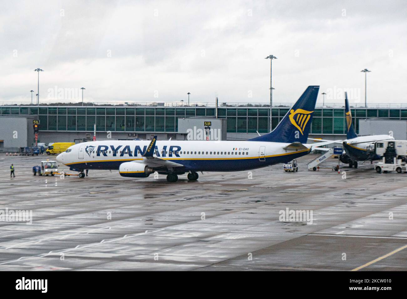 Boeing 737-800-Passagierflugzeug der Low-Cost-Fluggesellschaft Ryanair FR aus der Sicht des Londoner Stansted Airport STN vor dem Terminal und den Gates. Ryanair Group betreibt eine Flotte mit mehr als 400 Boeing 737-800-Flugzeugen. Die irische Billigfluggesellschaft nutzt Stansted als eine der wichtigsten operativen Stützpunkte. Die weltweite Luftfahrtindustrie versucht, sich von den negativen Auswirkungen der Coronavirus-Pandemie Covid-19 zu erholen. Stansted Airport, Großbritannien am 12. November 2021. (Foto von Nicolas Economou/NurPhoto) Stockfoto