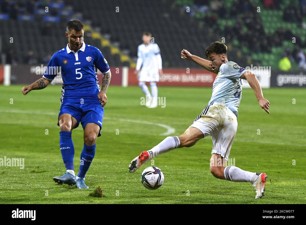 Kieran Tierney und Veaceslav Posmac in Aktion während der FIFA Weltmeisterschaft 2022 Qualifikationsrunde zwischen Moldawien und Schottland, Freitag, 12. November 2021, in Chisinau, Moldawien. (Foto von Alex Nicodim/NurPhoto) Stockfoto