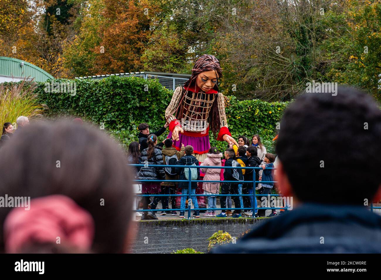 Die riesige Marionette „Little Amal“, ein neun Jahre altes syrisches Flüchtlingsmädchen, das über 11 Meter groß ist, wird am 15.. November 2021 beim Spaziergang im Miniaturpark Madurodam in Den Haag von Kindern umgeben. (Foto von Romy Arroyo Fernandez/NurPhoto) Stockfoto