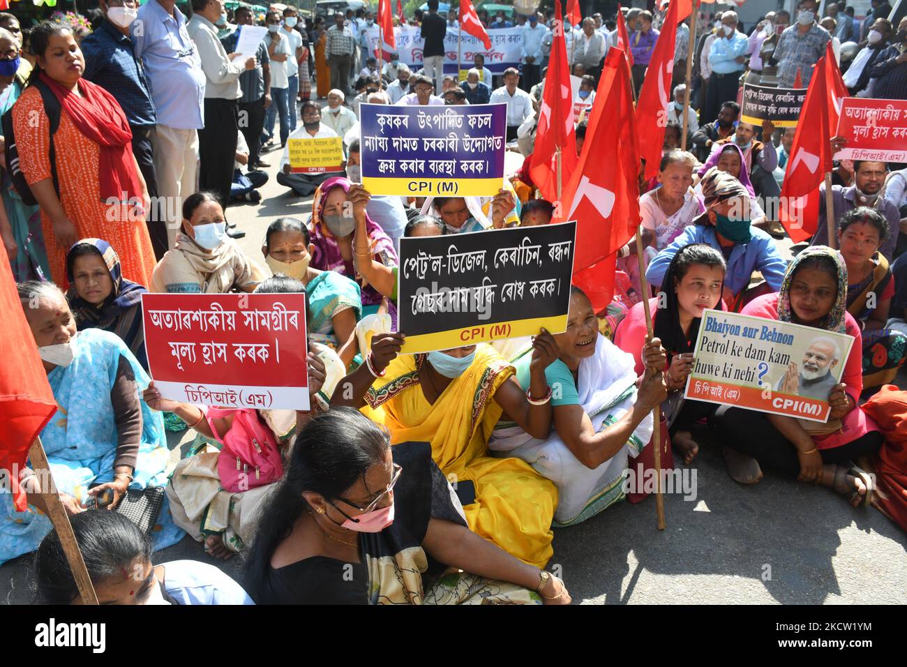 Aktivisten der Kommunistischen Partei Indiens (M) protestieren am 16,2021. November in Guwahati, Indien, gegen den Anstieg der Kraftstoffpreise und anderer lebenswichtiger Güter. (Foto von Anuwar Hazarika/NurPhoto) Stockfoto