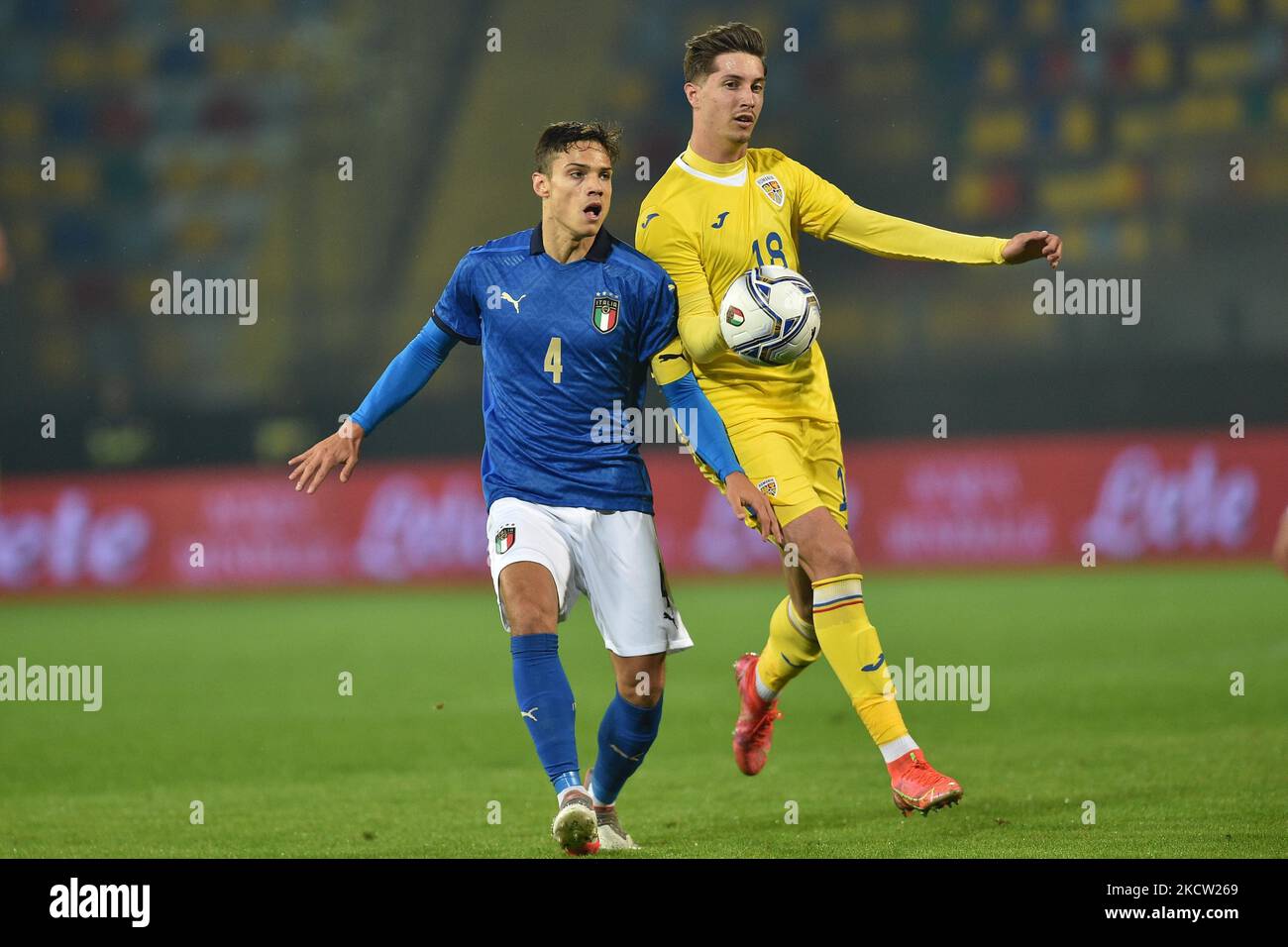 Samuele Ricci ( L) aus Italien kämpft beim Freundschaftsspiel zwischen Italien und Rumänien Benito Stirpe am 16,2021. November in Frosinone Italien um den Ball Miculescu David Raul (R) aus Rumänien (Foto: Claudio Pasquazi/LiveMedia/NurPhoto) Stockfoto