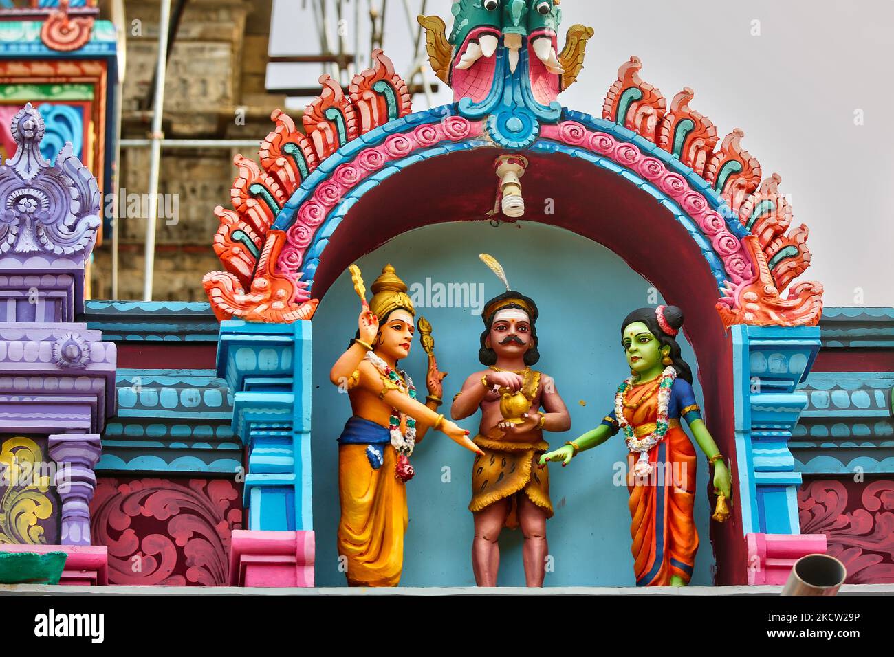 Figuren hinduistischer Gottheiten schmücken einen Hindu-Tempel in Mullaitivu, Sri Lanka. Dieser Tempel wurde von Velupillai Prabhakaran, dem verstorbenen Anführer der LTTE (Liberation Tigers of Tamil Eelam) Kämpfer, besucht. Der Tempel wurde während der Bombardierung durch die srilankische Armee während des Bürgerkrieges beschädigt und wird jetzt wieder aufgebaut. (Foto von Creative Touch Imaging Ltd./NurPhoto) Stockfoto