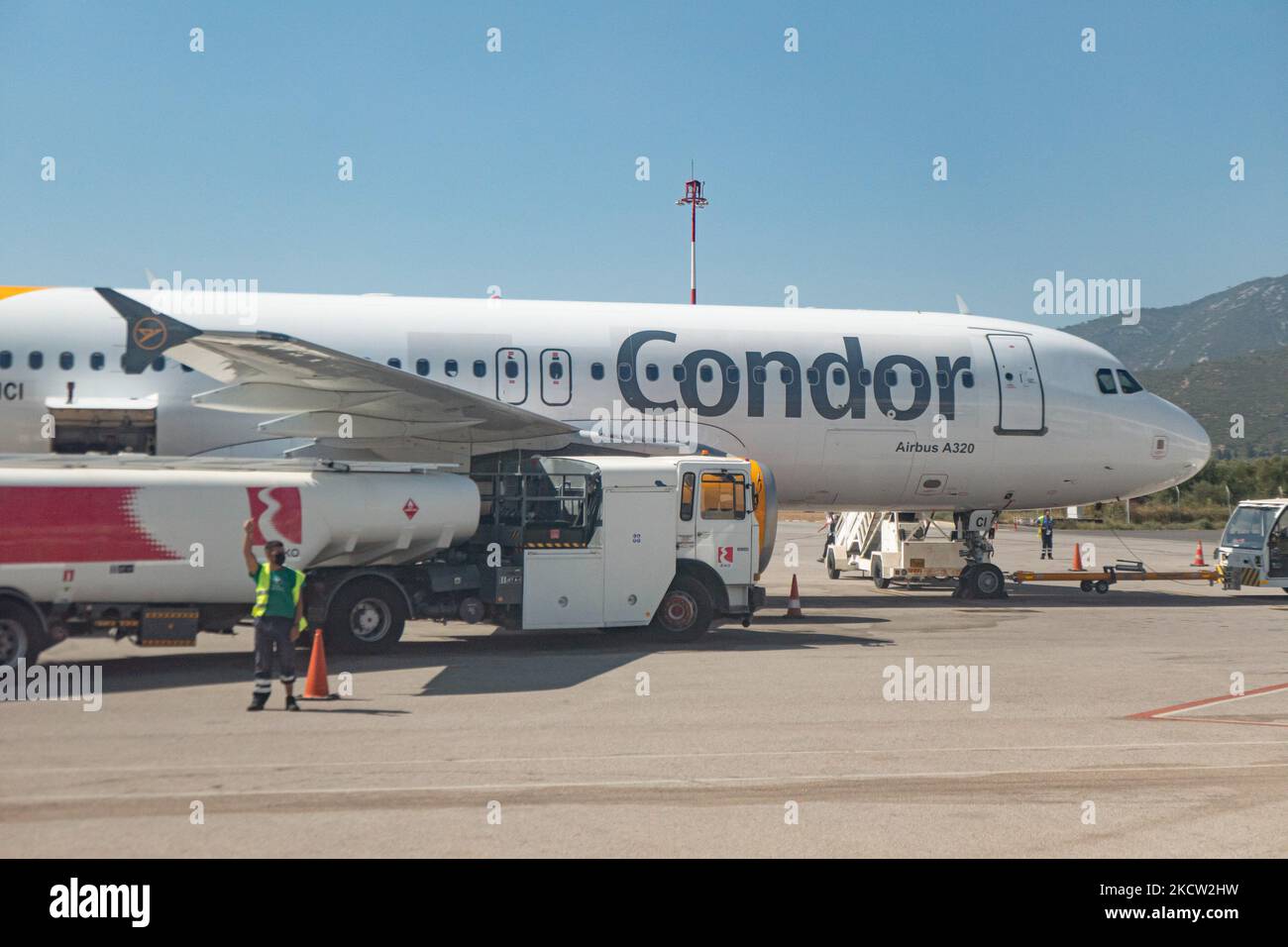 Condor Airbus A320-Flugzeugbetankung am internationalen Flughafen Samos SMI Aristarchos. Der Airbus A320-200 ist mit dem Kennzeichen D-AICI und dem Logo CONDOR seitlich am Rumpf bedruckt. Condor oder Condor Flugdienst GmbH ist eine deutsche Charter- und Linienfluggesellschaft, die saisonal von Düsseldorf, Frankfurt, Hamburg und München nach Samos fliegt, da Samos in der Ägäis ein beliebtes Sommerziel für Touristen ist. Samos Island, Griechenland am 21. September 2021 (Foto von Nicolas Economou/NurPhoto) Stockfoto