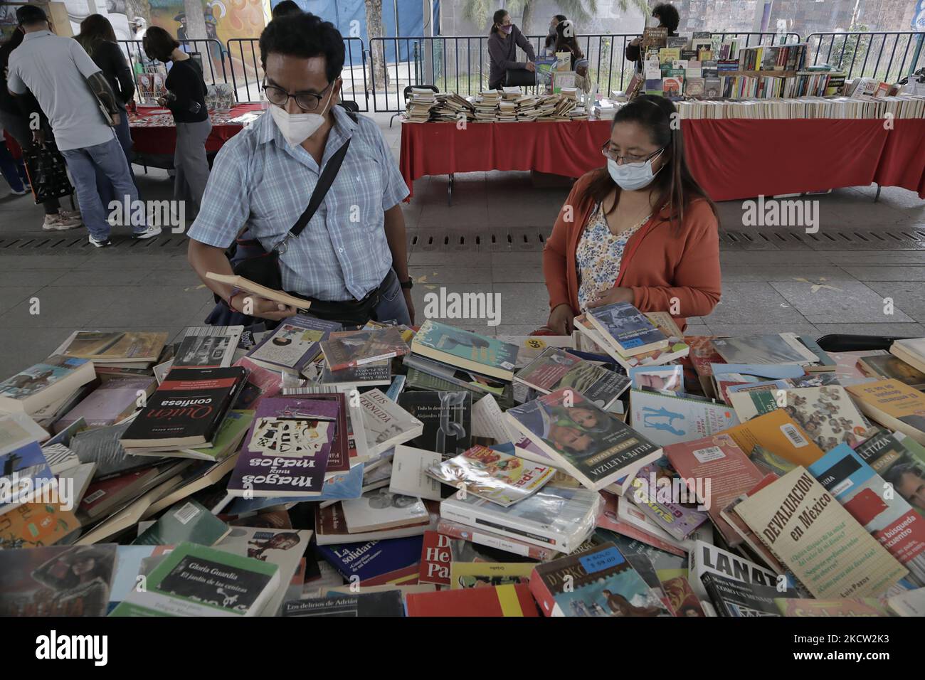 Teilnehmer an der Buchmesse Zócalo in Iztapalapa, Mexiko-Stadt, während des Gesundheitsnotfalls COVID-19 und der grünen epidemiologischen Ampel in der Hauptstadt. (Foto von Gerardo Vieyra/NurPhoto) Stockfoto