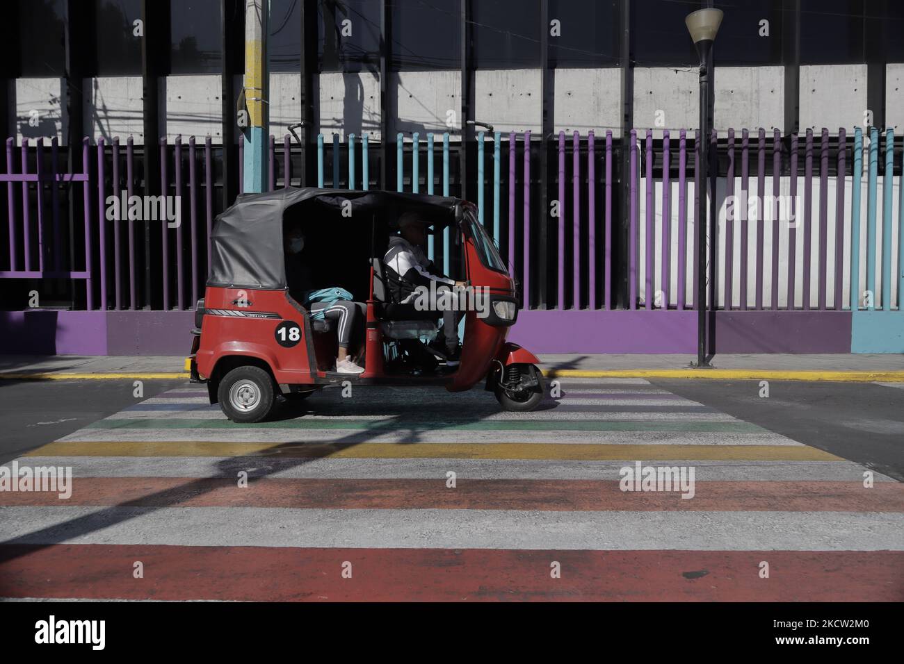 Nahverkehr in Iztapalapa, Mexiko-Stadt, während des Gesundheitsnotfalls COVID-19 und der grünen epidemiologischen Ampel in der Hauptstadt. (Foto von Gerardo Vieyra/NurPhoto) Stockfoto