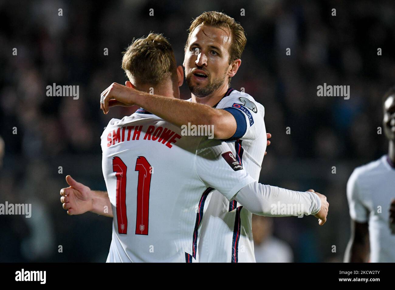 Der englische Harry Kane umarmt den englischen Emile Smith Rowe während der FIFA Fußball-Weltmeisterschaft Katar 2022 WM-Qualifikationsspiele - San Marino gegen England am 15. November 2021 im San Marino Stadion in San Marino, Republik San Marino (Foto: Ettore Griffoni/LiveMedia/NurPhoto) Stockfoto