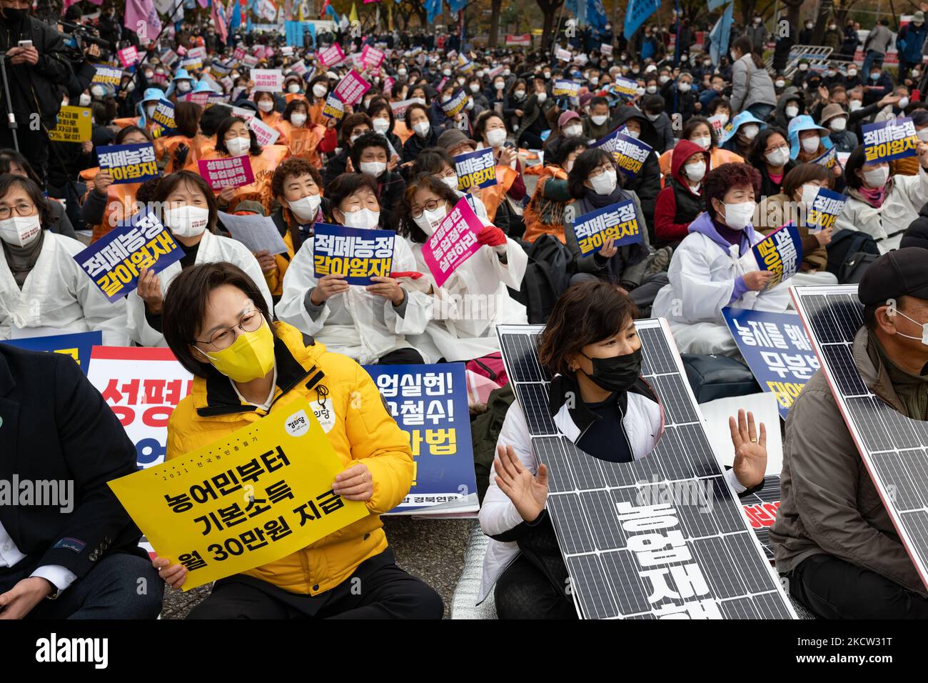 Hunderte von Teilnehmern riefen während der Nationalen Bauernversammlung 2021 in Yeouido Slogans aus, um die Einführung des Grundgesetzes über die Bauern am 17. November 2021 in Seoul, Südkorea, zu fordern. Die Landwirte fordern die Regierung auf, das Grundgesetz über die Landwirte zu erlassen, spekulative Ackerflächen zu konfiszieren, Ackerland zu veröffentlichen, die Selbstversorgung mit Nahrungsmitteln zu regeln und das Gesetz zur Entschädigung für Landkatastrophen zu erlassen. (Foto von Chris Jung/NurPhoto) Stockfoto