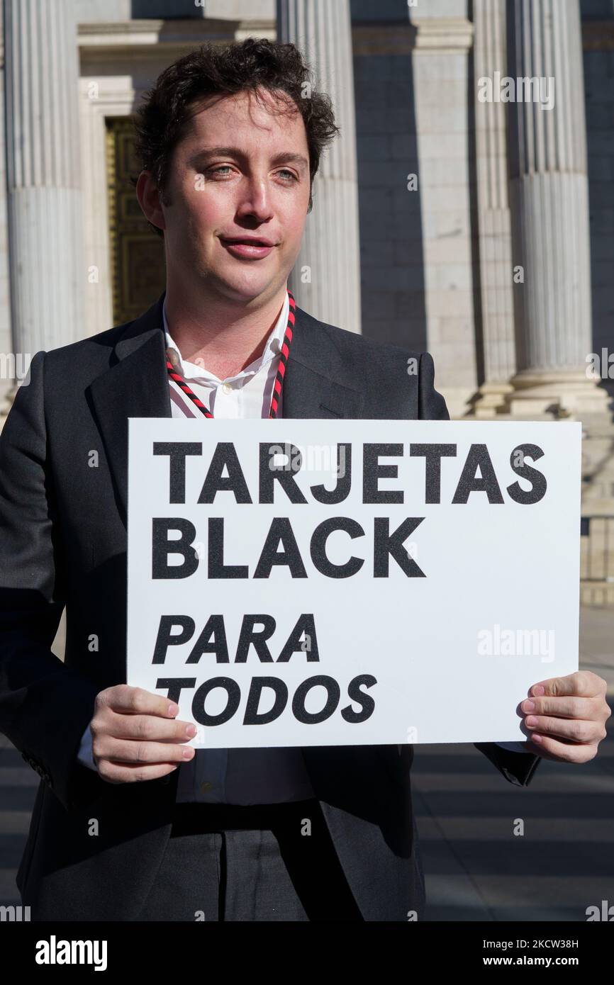 Francisco Nicolas (der kleine Nicolas) hält vor dem Kongress der Abgeordneten in Madrid, Spanien, am 17. November 2021 ein Plakat für die Demokratisierung der schwarzen Karten (Foto: Oscar Gonzalez/NurPhoto) Stockfoto