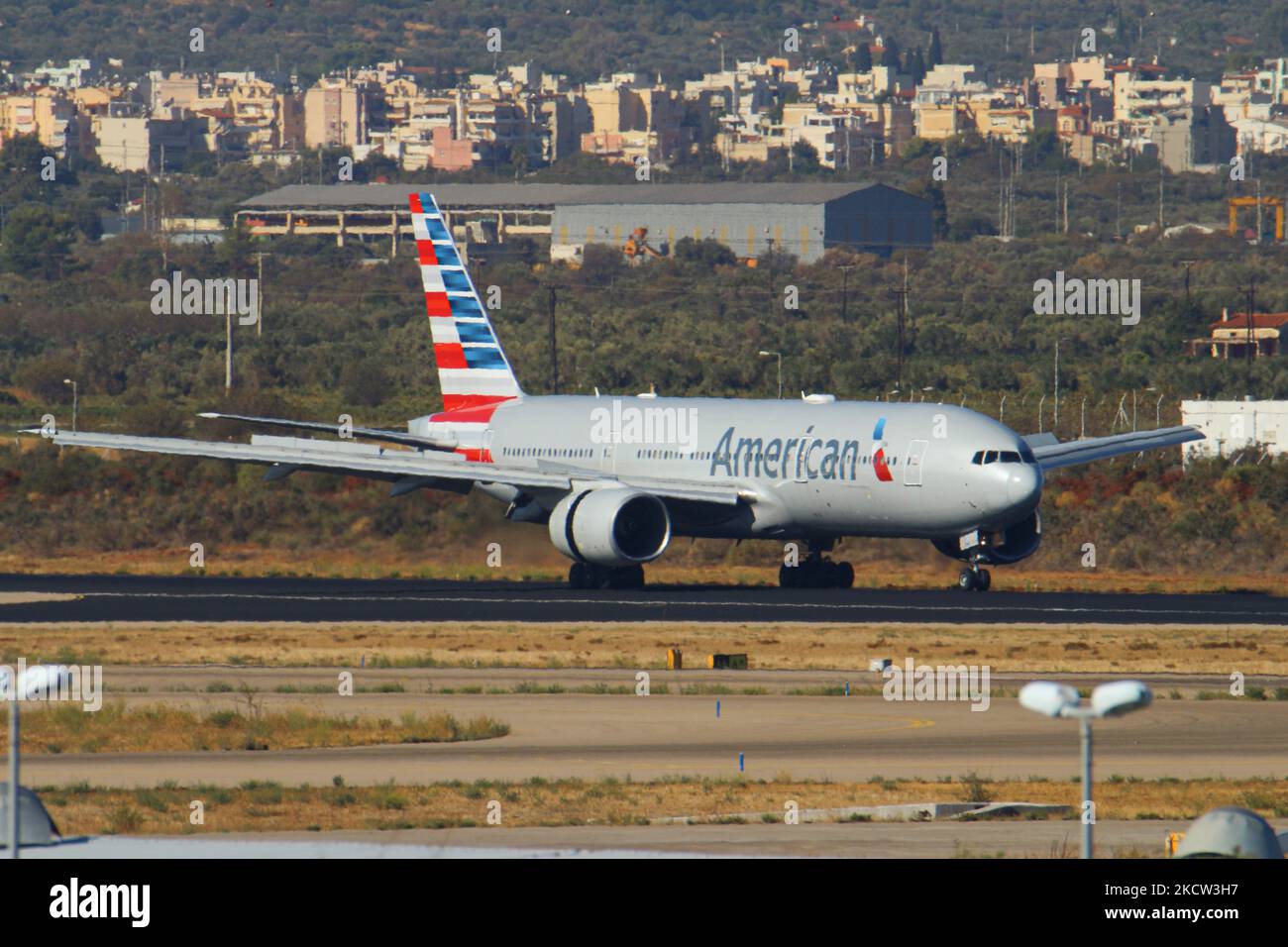 American Airlines Boeing 777-200 Flugzeuge wie gesehen Rollen nach der Landung auf dem Internationalen Flughafen Athen ATH LGAV in der griechischen Hauptstadt. Das Großkörperflugzeug kam nach einem transatlantischen Flug von New York JFK in den USA an. Das Passagierflugzeug hat die Registrierung N761AJ und wird von 2x RR-Düsentoktoren angetrieben. American Airlines ist nach Flottengröße und beförderten Passagieren die weltweit größte Fluggesellschaft. Die Fluggesellschaft hat ihren Hauptsitz in Fort Worth, Texas, und ist Mitglied der oneworld Aviation Alliance-Gruppe. Der Flughafen Athen hatte im Jahr 2021 eine erhöhte Anzahl von transatlantischen Flügen mit Verbindungen in die Vereinigten Staaten Stockfoto