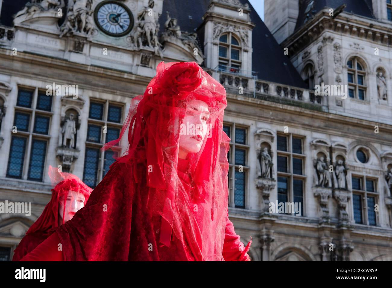 Aktivisten der Roten Rebellenbrigade organisierten am 6. November 2021 im Rahmen des Welttages für Klimagerechtigkeit in Paris ein Ereignis, um das Aussterben von Tierarten zu verurteilen. (Foto von Vincent Koebel/NurPhoto) Stockfoto