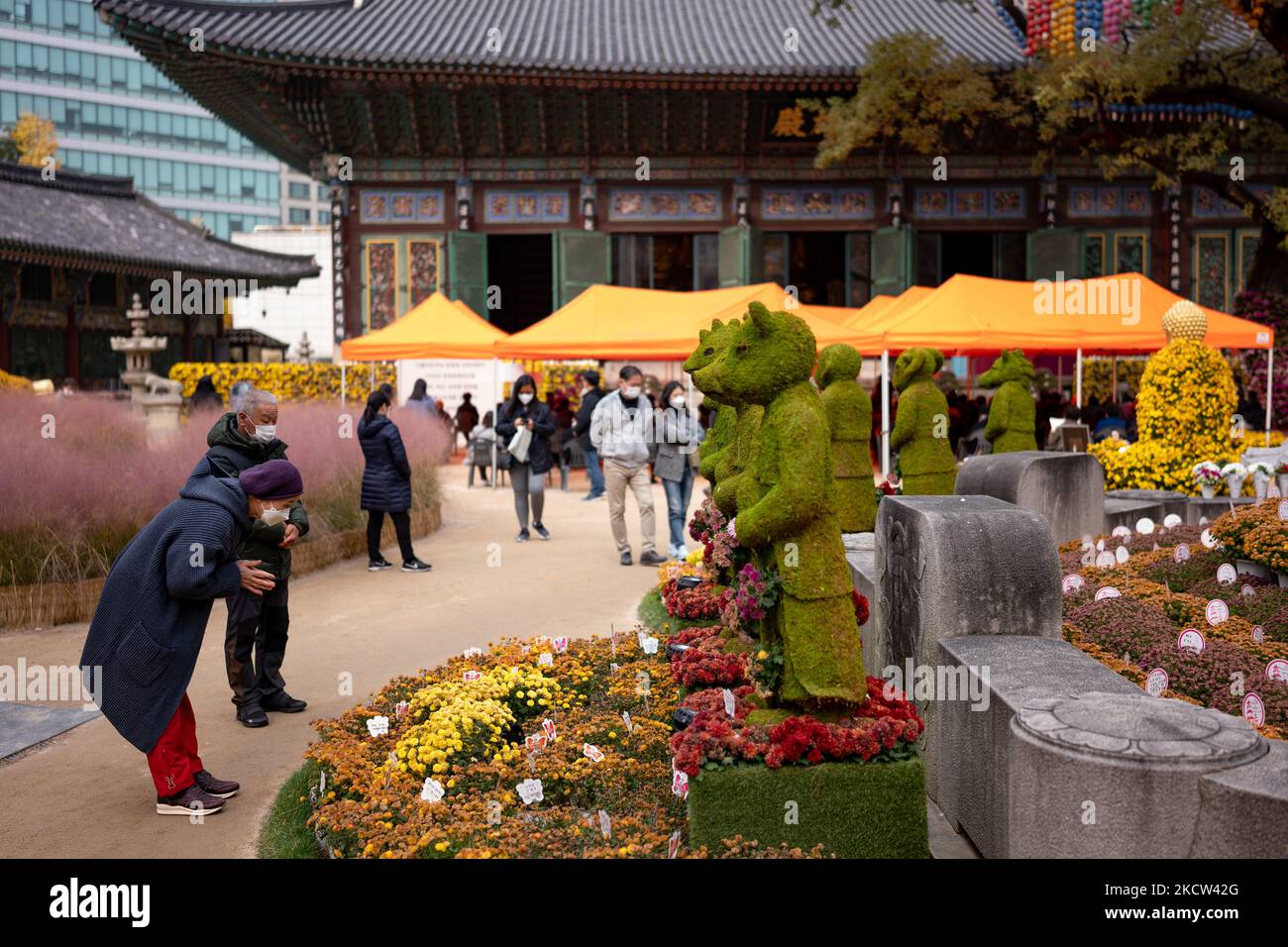 Die Südkoreaner beten dafür, dass ihre Kinder am 18. November 2021 in Seoul, Südkorea, ein gutes Ergebnis des College Scholastic Fähigkeitsstests im Chogey buddhistischen Tempel erhalten. Der jährliche College Scholastic Ability Test (CSAT) ist der wichtigste jährliche akademische Test des Landes. (Foto von Chris Jung/NurPhoto) Stockfoto