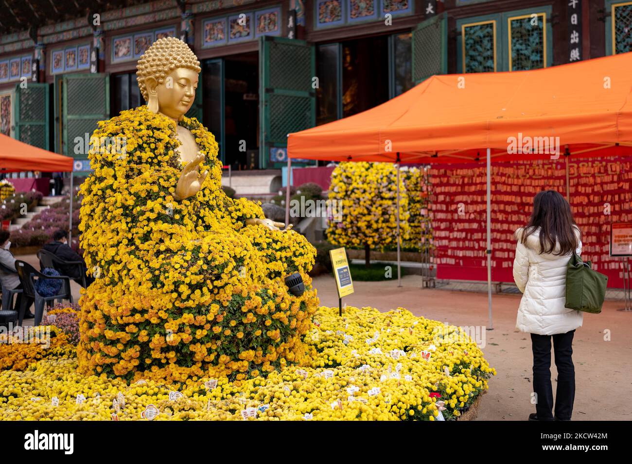 Eine koreanische Frau betet für ihre Kinder, um ein gutes Ergebnis des College Scholastic Fähigkeitsstests am Chogey buddhist Tempel am 18. November 2021 in Seoul, Südkorea, zu erhalten. Der jährliche College Scholastic Ability Test (CSAT) ist der wichtigste jährliche akademische Test des Landes. (Foto von Chris Jung/NurPhoto) Stockfoto