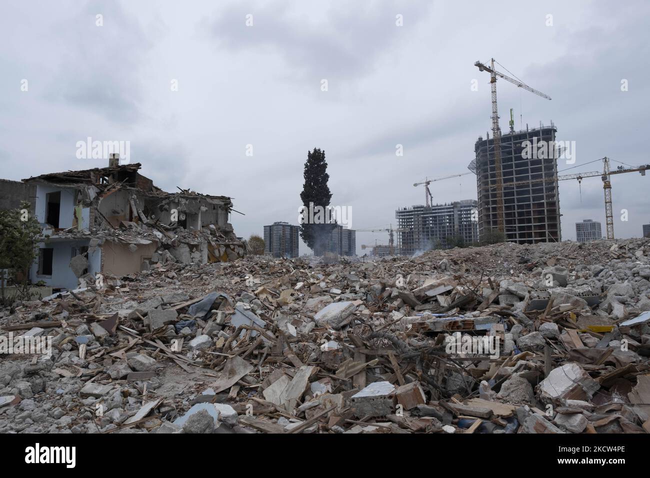 Am 18. november 2021 zerstörten Trümmer Häuser im Stadtteil Fikirtepe in istanbul. Die städtebauliche Transformation, die 2010 in Fibirtepe im Stadtteil Kadköy begann, konnte von den Bauunternehmern nicht abgeschlossen werden. Die unvollendete urbane Transformation in Fibirtepe wird vom Ministerium für Umwelt und Urbanisierung bis 2024 abgeschlossen. (Foto von Resul Kaboglu/NurPhoto) Stockfoto