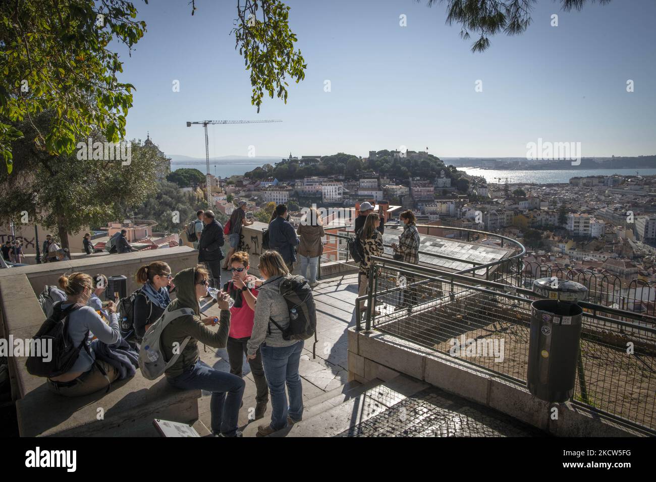 Touristen blicken vom Monte ViewPoint, Lissabon, aus über die Stadt. 18. November 2021. Seit Beginn der COVID-19-Pandemie hat Portugal 1.115.080 bestätigte Fälle und 18.295 Todesfälle verzeichnet. (Foto von Jorge Mantilla/NurPhoto) Stockfoto