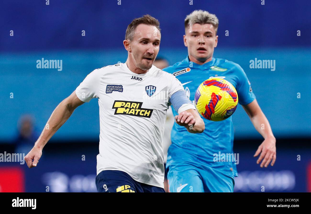 Andrey Mostovoy (R) von Zenit St. Petersburg und Alexey Kozlov von Nischni Nowgorod wetteifern am 19. November 2021 in der Gazprom Arena in Sankt Petersburg um den Ball beim Spiel der russischen Premier League zwischen dem FC Zenit St. Petersburg und dem FC Nischni Nowgorod. (Foto von Mike Kireev/NurPhoto) Stockfoto