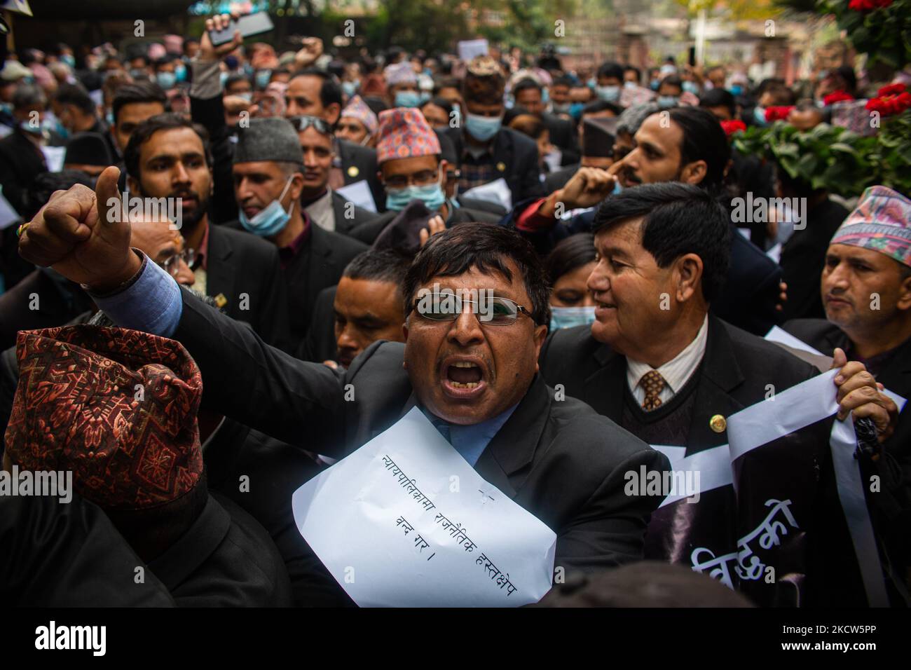 Justizfachleute und Anwälte singen Parolen, während sie am Freitag, dem 19. November 2021, in Kathmandu, Nepal, in einem Protest gegen den Rücktritt des Oberjustizers Cholendra SJB Rana auf den Obersten Gerichtshof zumarschieren. (Foto von Rojan Shrestha/NurPhoto) Stockfoto