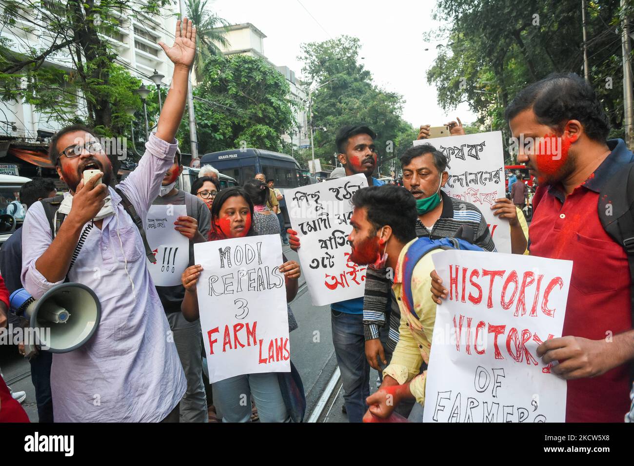 Verschiedene Studentengewerkschaften gingen auf die Straße, um die Bauern zu feiern und sie zum Widerruf der Agrargesetze zu beglückwünschen, gegen die sie seit fast einem Jahr protestieren, in Kalkutta, Indien, Am 19. November 2021 brachen die Feiernund Glückwünsche aus, als der indische Premierminister Narendra Modi am Freitag beschloss, alle drei Agrargesetze zurückzuweisen, gegen die Bauern aus dem ganzen Land seit fast einem Jahr protestieren. (Foto von Debarchan Chatterjee/NurPhoto) Stockfoto