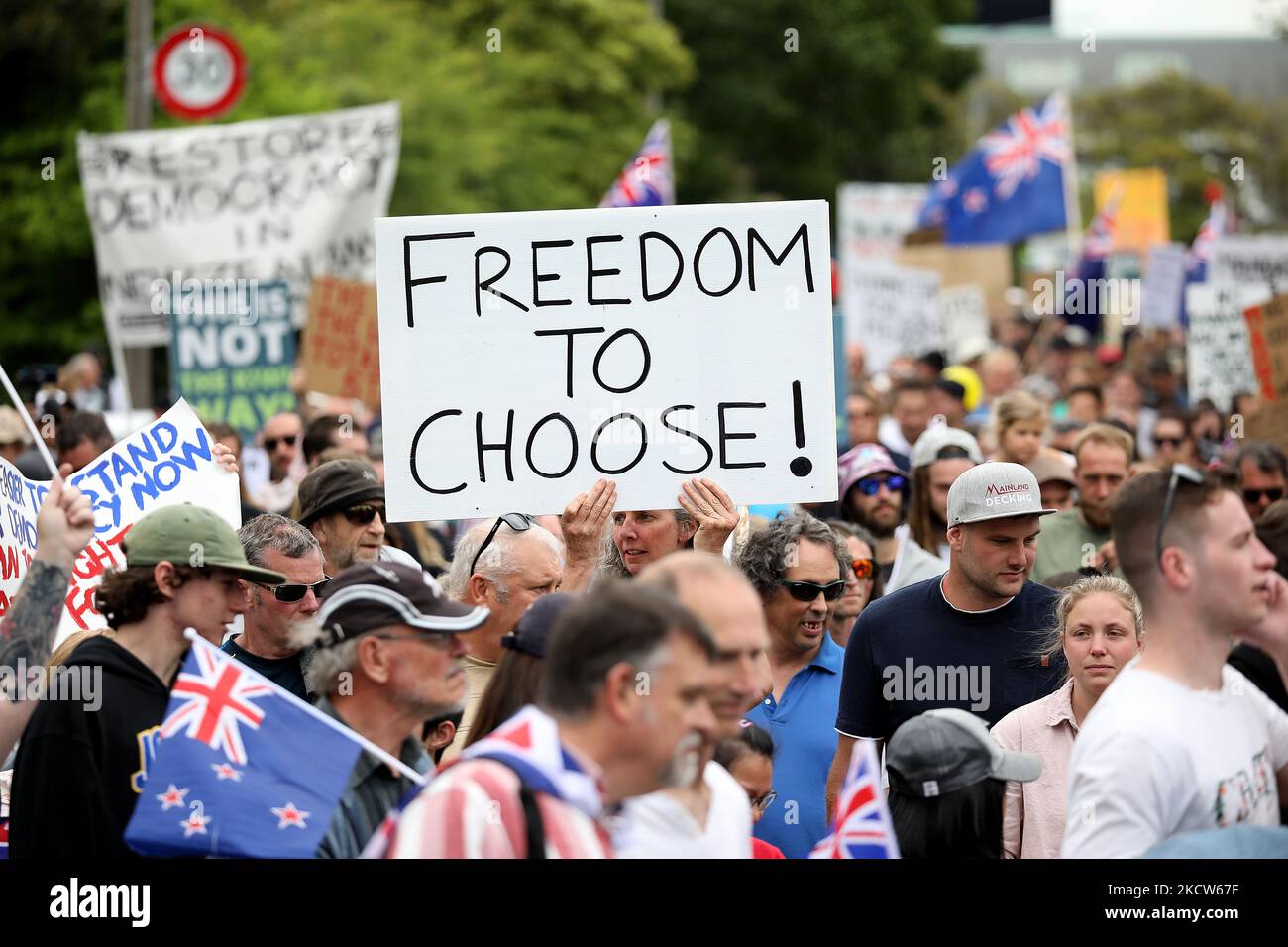 Am 20. November 2021 in Christchurch, Neuseeland, nehmen Menschen an einem protestmarsch Teil, der von der Freedom and Rights Coalition organisiert wurde, um ein Ende der Covid-19-Beschränkungen und die obligatorische Impfung zu fordern. Einundneunzig Prozent der Neuseeländer über 12 Jahre hatten ihre erste Dosis, und 82 Prozent sind vollständig geimpft. Bisher hat das Land bis November 19 9.652 Fälle und 38 Todesfälle gemeldet. (Foto von Sanka Vidanagama/NurPhoto) Stockfoto