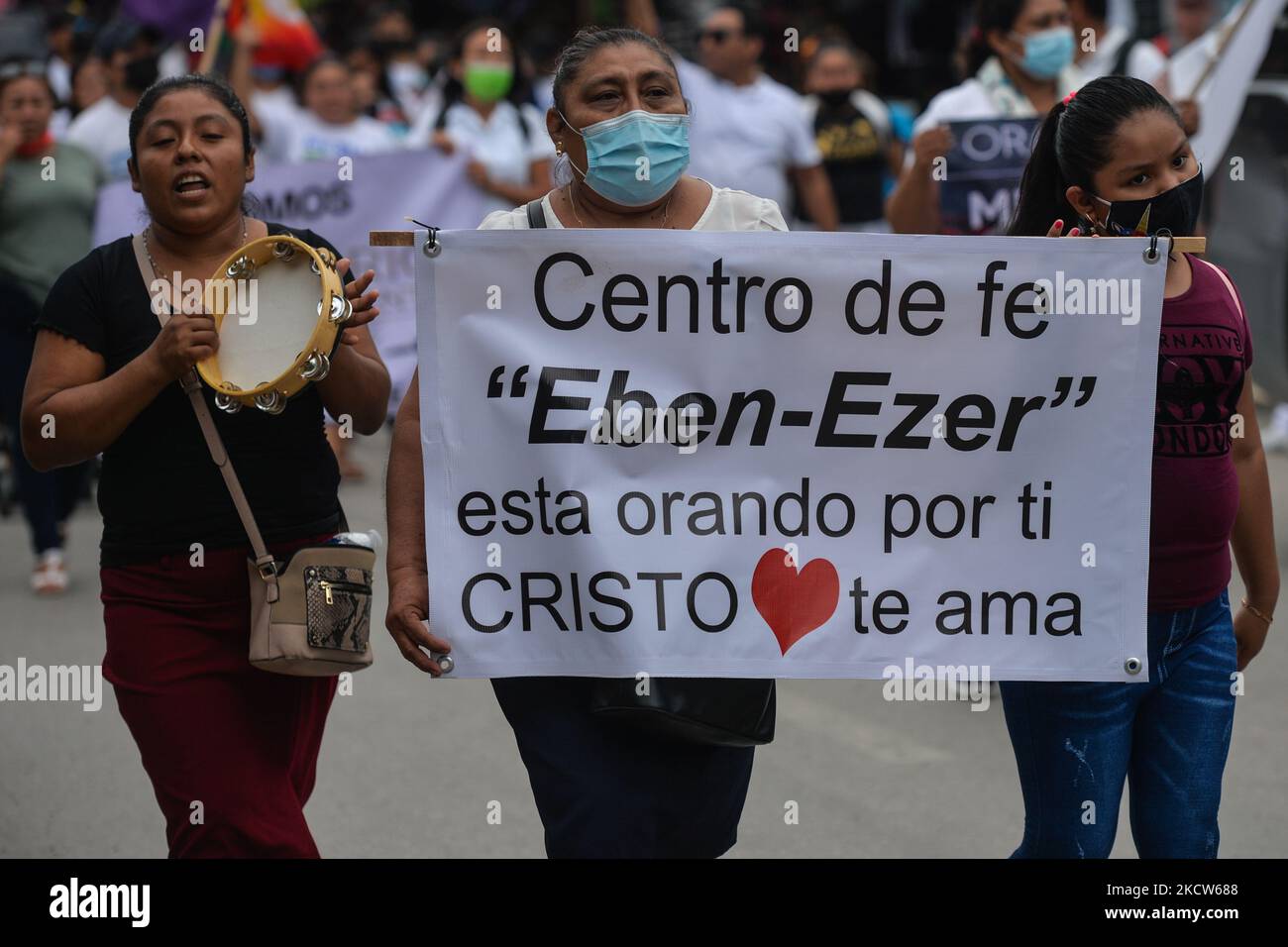 Lokale religiöse Anhänger marschieren durch das Stadtzentrum von Playa Del Carmen und bringen ihre Liebe zu Jesus zum Ausdruck. Am Dienstag, den 16. November 2021, in Playa Del Carmen, Quintana Roo, Mexiko. (Foto von Artur Widak/NurPhoto) Stockfoto