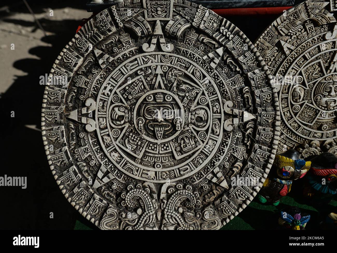 Azteken-Kalender mit Maya- oder Azteken-Vektor-Hieroglyphen-Zeichen und Symbolen auf einem Stand mit lokal hergestellten Geschenken und Souvenirs, die neben dem Tempel von Kukulcán (El Castillo) in der archäologischen Stätte von Chichen Itza zu sehen sind. Am Mittwoch, den 17. November 2021, in Chichen Itza, Yucatan, Mexiko. (Foto von Artur Widak/NurPhoto) Stockfoto