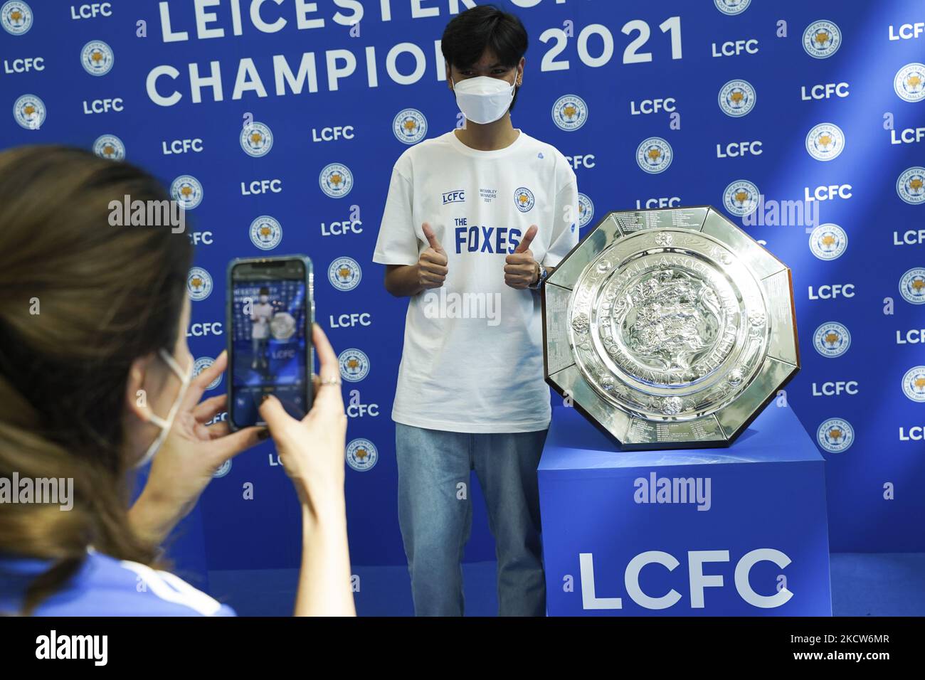 Fans des Fußballclubs von Leicester City machen ein Foto mit der Trophäe Emirates FA Cup und der FA Community Shield 2021 Show für eine Veranstaltung in Bangkok im King Power Rangnam in Bangkok, Thailand. 20. November 2021. (Foto von Anusak Laowias/NurPhoto) Stockfoto