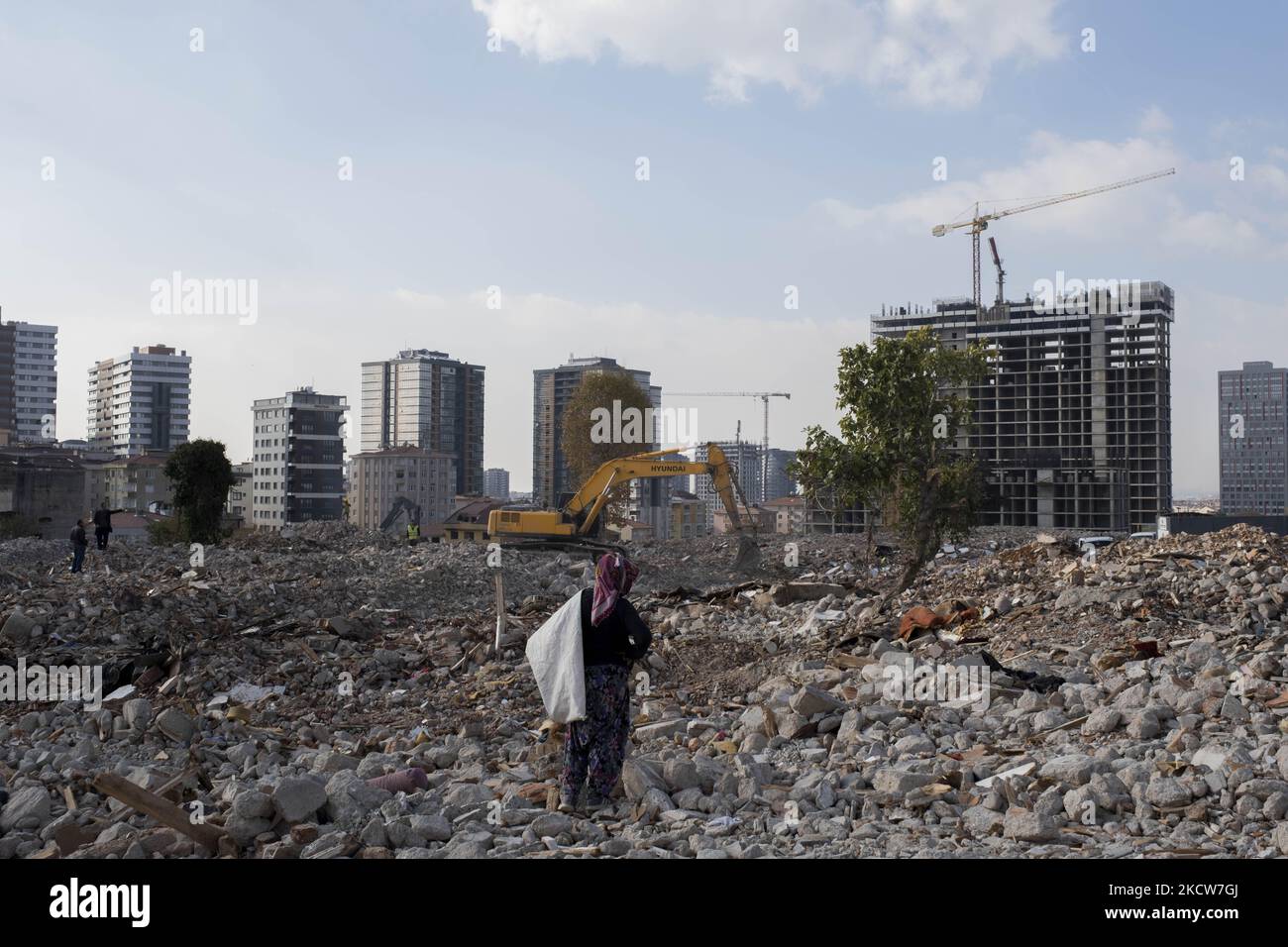 Am 20. november 2021 zerstörten Trümmer Häuser im Stadtteil Fikirtepe in istanbul. Die städtebauliche Transformation, die 2010 in Fibirtepe im Stadtteil Kadköy begann, konnte von den Bauunternehmern nicht abgeschlossen werden. Die unvollendete urbane Transformation in Fibirtepe wird vom Ministerium für Umwelt und Urbanisierung bis 2024 abgeschlossen. (Foto von Resul Kaboglu/NurPhoto) Stockfoto