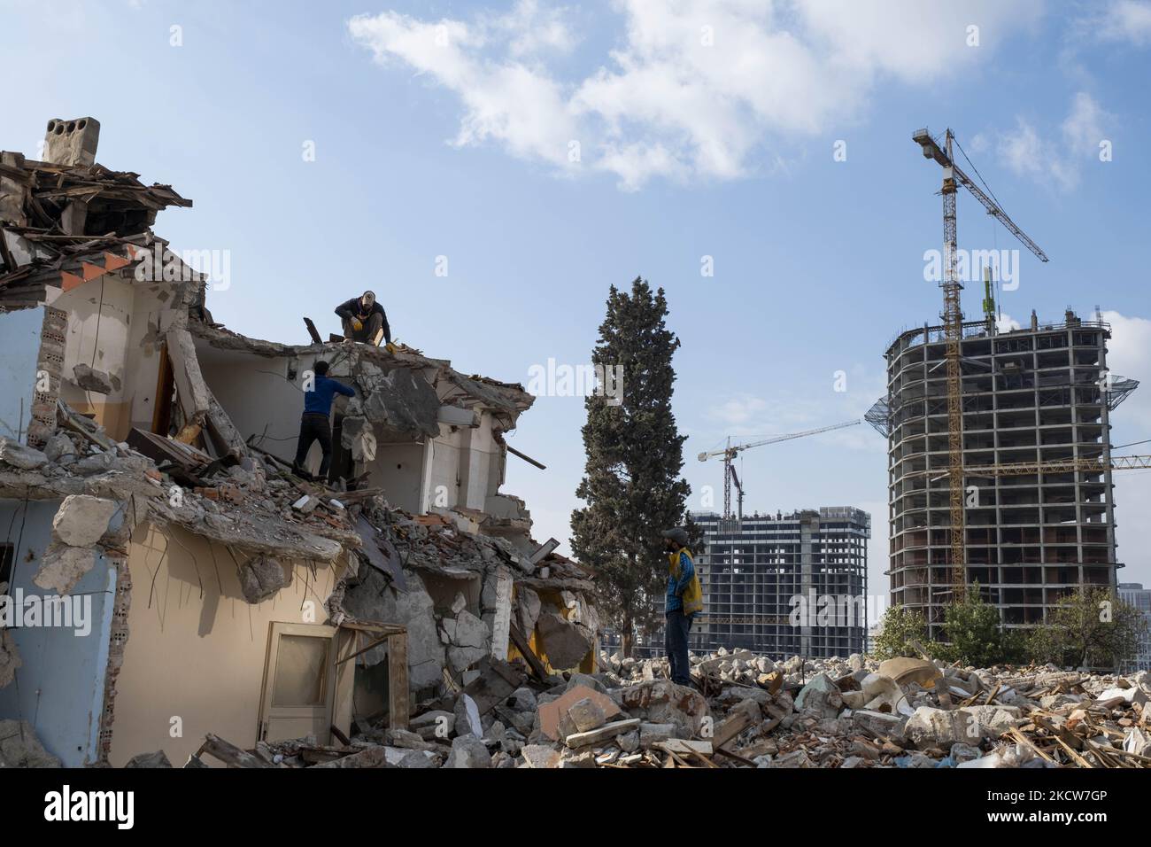Am 20. november 2021 zerstörten Trümmer Häuser im Stadtteil Fikirtepe in istanbul. Die städtebauliche Transformation, die 2010 in Fibirtepe im Stadtteil Kadköy begann, konnte von den Bauunternehmern nicht abgeschlossen werden. Die unvollendete urbane Transformation in Fibirtepe wird vom Ministerium für Umwelt und Urbanisierung bis 2024 abgeschlossen. (Foto von Resul Kaboglu/NurPhoto) Stockfoto