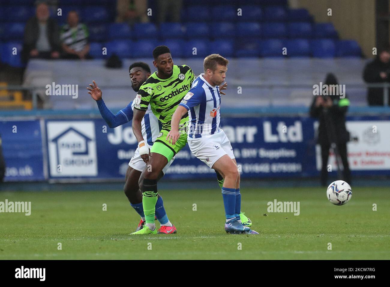 Nicky Featherstone und Zaine Francis-Angol von Hartlepool United kämpfen während des Sky Bet League 2-Spiels zwischen Hartlepool United und Forest Green Rovers am Samstag, dem 20.. November 2021, im Victoria Park in Hartlepool um den Besitz von Forest Green's Jamille Matt. (Foto von Mark Fletcher/MI News/NurPhoto) Stockfoto