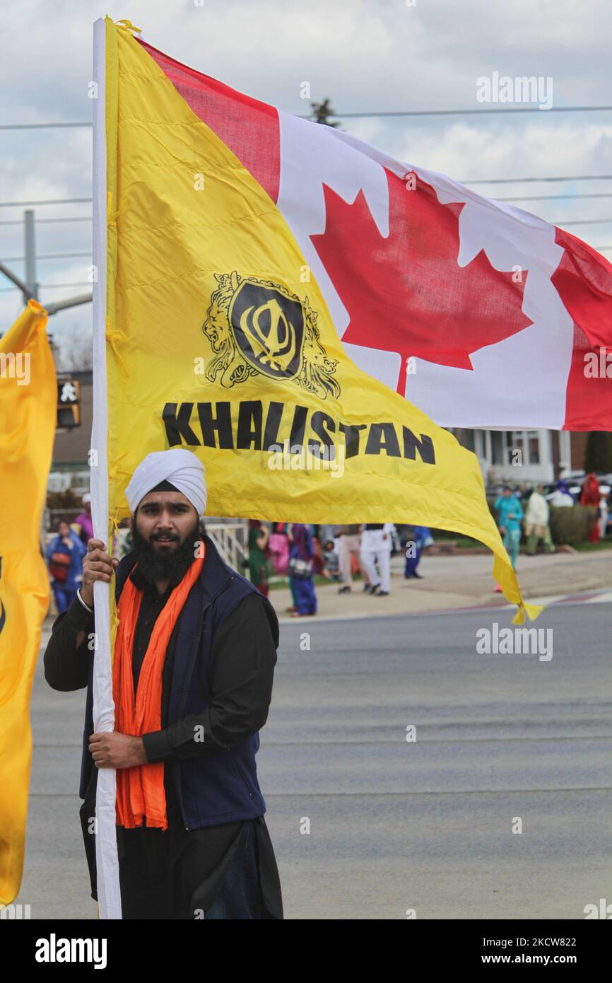 Die kanadische Pro-Khalistan-Sikhs protestieren gegen die indische Regierung und fordern am 04. Mai 2014 einen separaten Sikh-Staat in Mississauga, Ontario, Kanada. Tausende von Sikhs nahmen an einem Nagar Kirtan Teil, um Vaisakhi zu feiern und ihre Unzufriedenheit mit der indischen Regierung zu zeigen. Die Khalistan-Bewegung bezieht sich auf eine Bewegung, die versucht, einen separaten Sikh-Staat zu schaffen, genannt Khalistan in der Punjab-Region Indiens. (Foto von Creative Touch Imaging Ltd./NurPhoto) Stockfoto