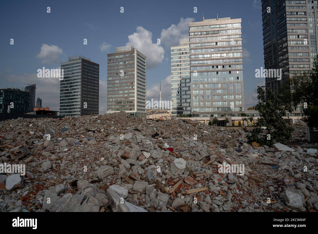 Häuser, die am 20. November 2021 in Istanbul für den städtischen Wandel abgerissen wurden. Im Istanbuler Stadtteil Fibirtepe, der seit 11 Jahren Teil eines Stadtumwandlungsprojekts war, aber aufgrund finanzieller Schwierigkeiten gestoppt wurde, wurde der Bau wieder aufgenommen. Um die zerstörten Häuser zu ersetzen, werden neue Gebäude errichtet. Der Bausektor dürfte sich nach der Zinssenkung der Zentralbank stärken. (Foto von Erhan Demirtas/NurPhoto) Stockfoto