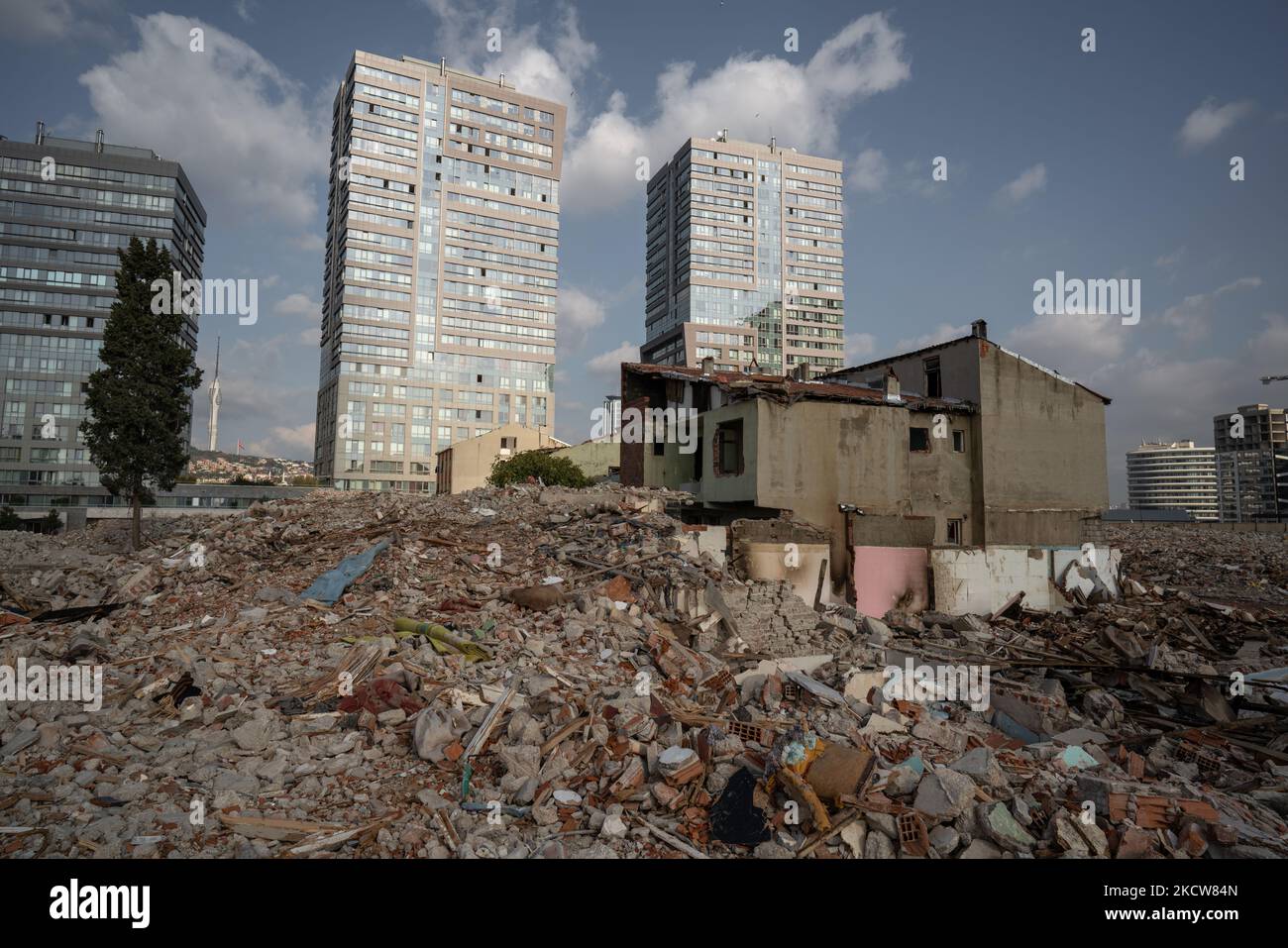 Häuser, die am 20. November 2021 in Istanbul für den städtischen Wandel abgerissen wurden. Im Istanbuler Stadtteil Fibirtepe, der seit 11 Jahren Teil eines Stadtumwandlungsprojekts war, aber aufgrund finanzieller Schwierigkeiten gestoppt wurde, wurde der Bau wieder aufgenommen. Um die zerstörten Häuser zu ersetzen, werden neue Gebäude errichtet. Der Bausektor dürfte sich nach der Zinssenkung der Zentralbank stärken. (Foto von Erhan Demirtas/NurPhoto) Stockfoto