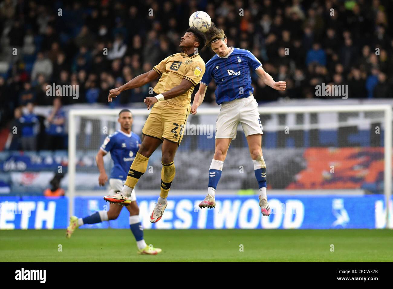 Samuel Hart von Oldham Athletic tötelt mit David Amoo von Port Vale während des Sky Bet League 2-Spiels zwischen Oldham Athletic und Port Vale im Boundary Park, Oldham, am Samstag, 20.. November 2021. (Foto von Eddie Garvey/MI News/NurPhoto) Stockfoto