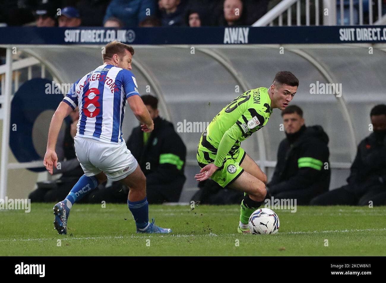 Nicky Featherstone von Hartlepool United in Aktion mit Jack Aitchison von Forest Green während des Sky Bet League 2-Spiels zwischen Hartlepool United und Forest Green Rovers am Samstag, den 20.. November 2021 im Victoria Park, Hartlepool. (Foto von Mark Fletcher/MI News/NurPhoto) Stockfoto