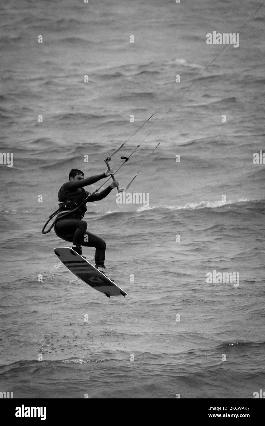 Kitesurfer sind am 19. November 2021 am Bondi Beach in Sydney bei bewölktem Wetter unterwegs. (Foto von Izhar Khan/NurPhoto) Stockfoto