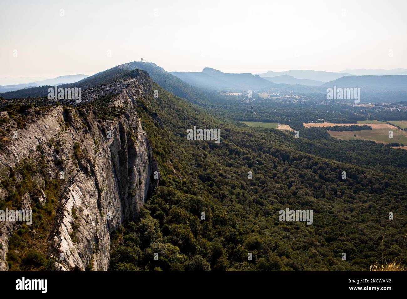 Plan-d'Aups-Sainte-Baume, Frankreich, 22. Juli 2021. Eine allgemeine Ansicht des Massif de la sainte baume vom Col du Pilon. Das Sainte-Baume-Massiv ist wegen seines heiligen Charakters, der mit dem Heiligtum von Sainte Marie-Madeleine verbunden ist, lange vor dem Holzeinschlag bewahrt worden und beherbergt einen herrlichen Buchenwald.(Foto by Emeric Fohlen/NurPhoto) Stockfoto