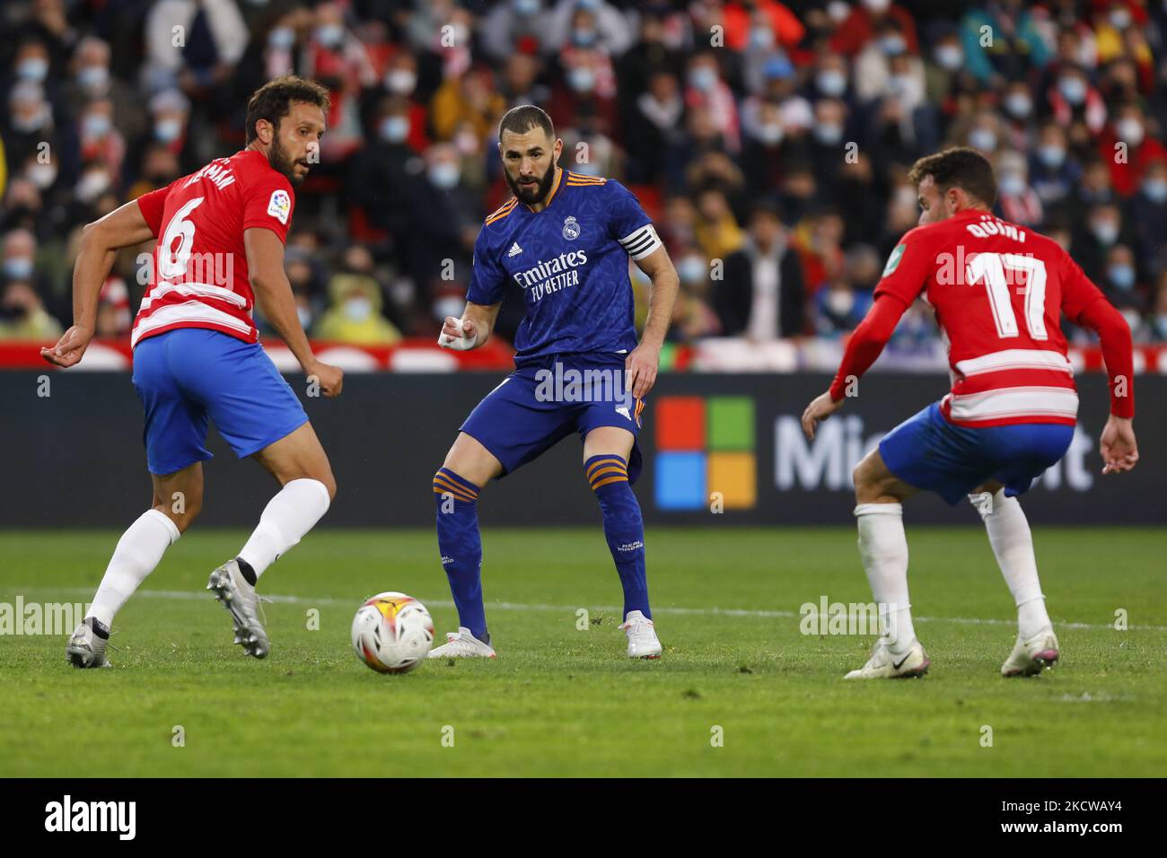 Karim Benzema von Real Madrid während des La Liga-Spiels zwischen Granada CF und Real Madrid CF im Stadion Nuevo Los Carmenes am 21. November 2021 in Granada, Spanien. (Foto von Álex Cámara/NurPhoto) Stockfoto