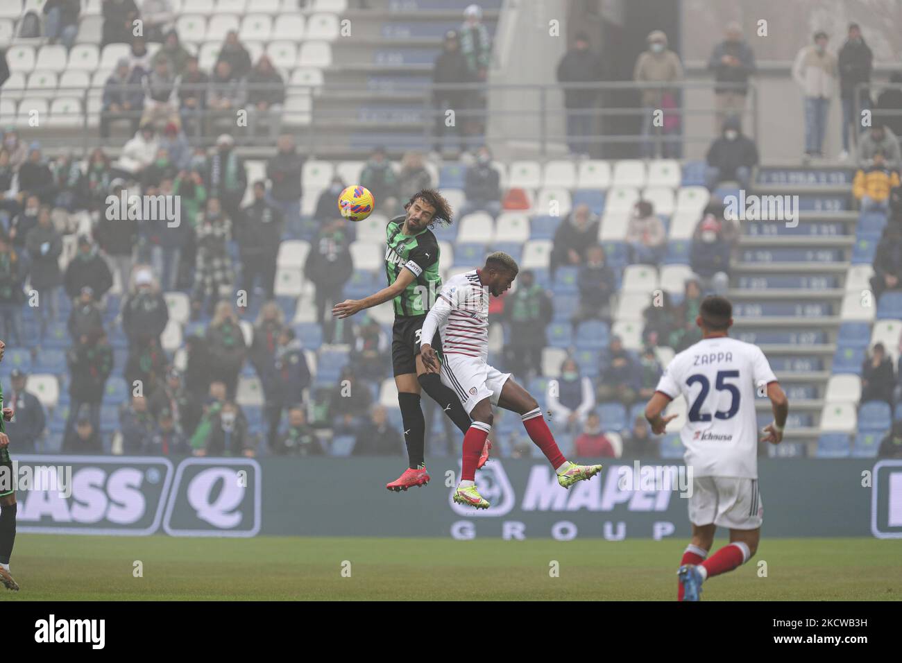 Gian Marco Ferrari (Sassuolo) mit dem Kopf auf Keita Balde (Cagliari) während des spiels der italienischen Fußballserie A US Sassuolo gegen Cagliari Calcio am 21. November 2021 im MAPEI-Stadion in Reggio Emilia, Italien (Foto: Massimiliano Carnabuci/LiveMedia/NurPhoto) Stockfoto