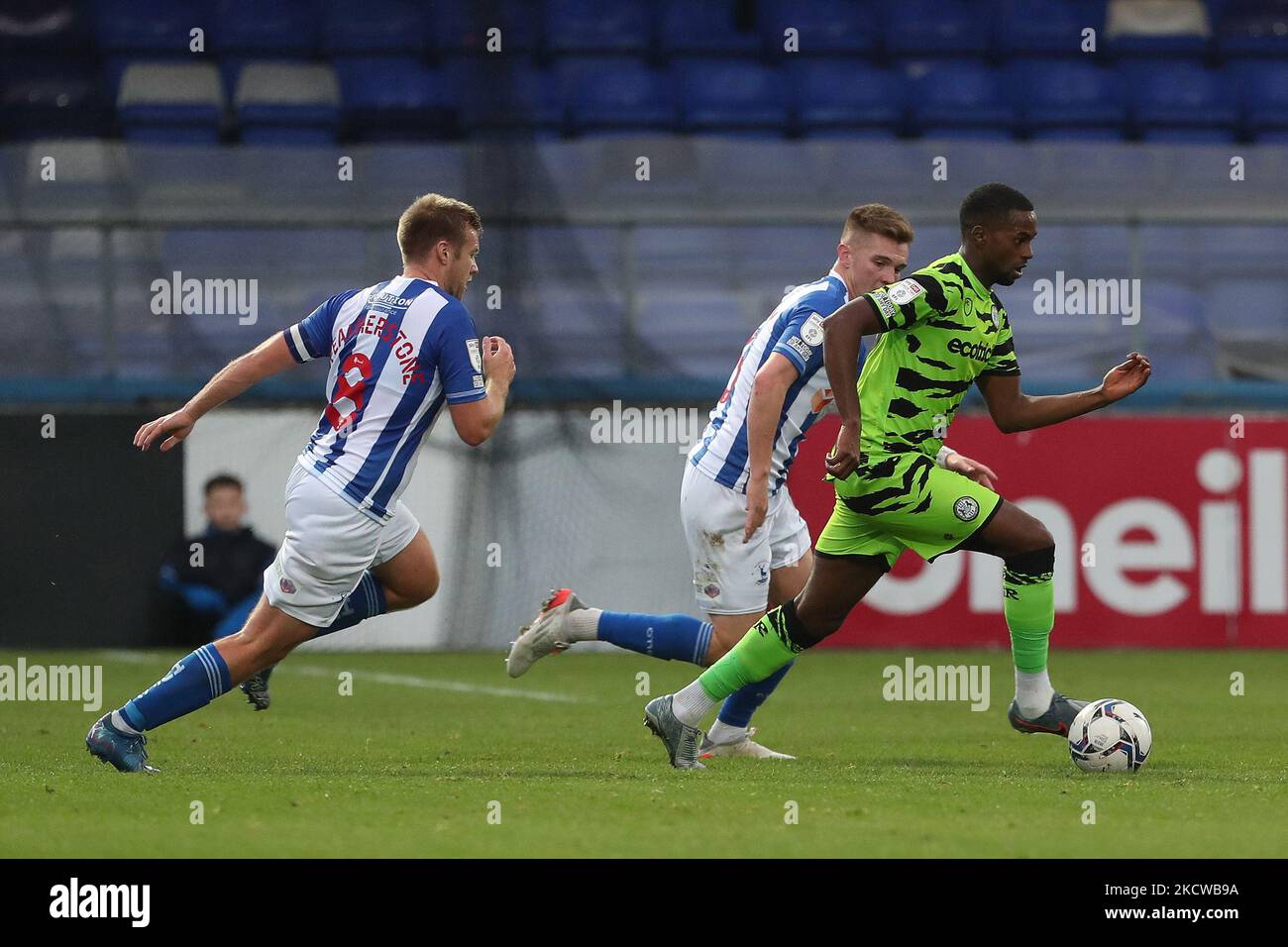 Sadou Diallo von Forest Green kommt während des Sky Bet League 2-Spiels zwischen Hartlepool United und Forest Green Rovers am Samstag, den 20.. November 2021, von Mark Shelton und Nicky Featherstone von Hartlepool United in Victoria Park, Hartlepool, weg. (Foto von Mark Fletcher/MI News/NurPhoto) Stockfoto