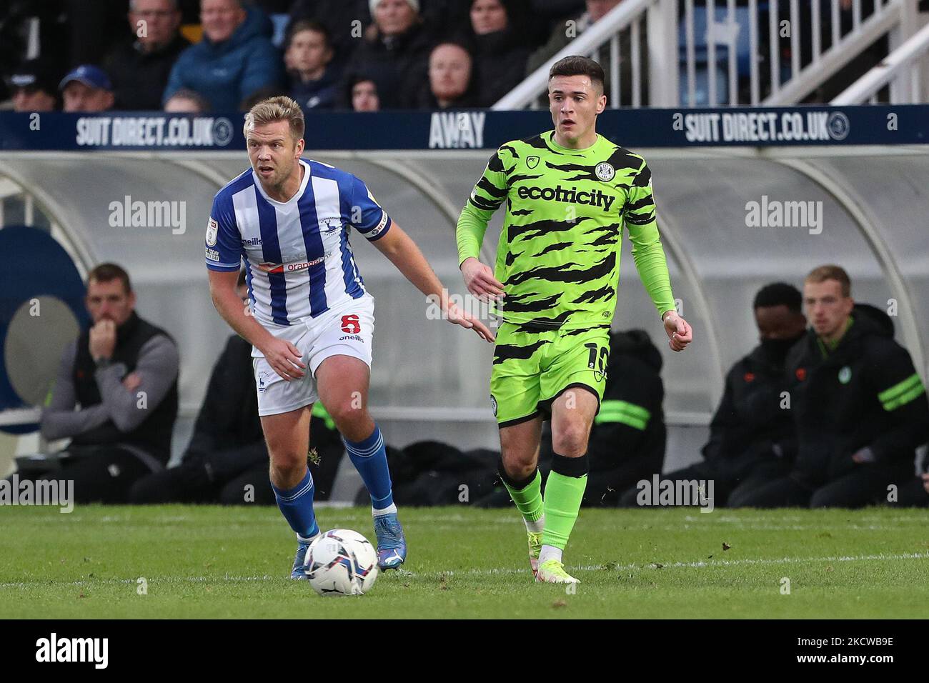 Jack Aitchison von Forest Green und Nicky Featherstone von Hartlepool United während des Spiels der Sky Bet League 2 zwischen Hartlepool United und Forest Green Rovers am Samstag, 20.. November 2021, im Victoria Park, Hartlepool. (Foto von Mark Fletcher/MI News/NurPhoto) Stockfoto