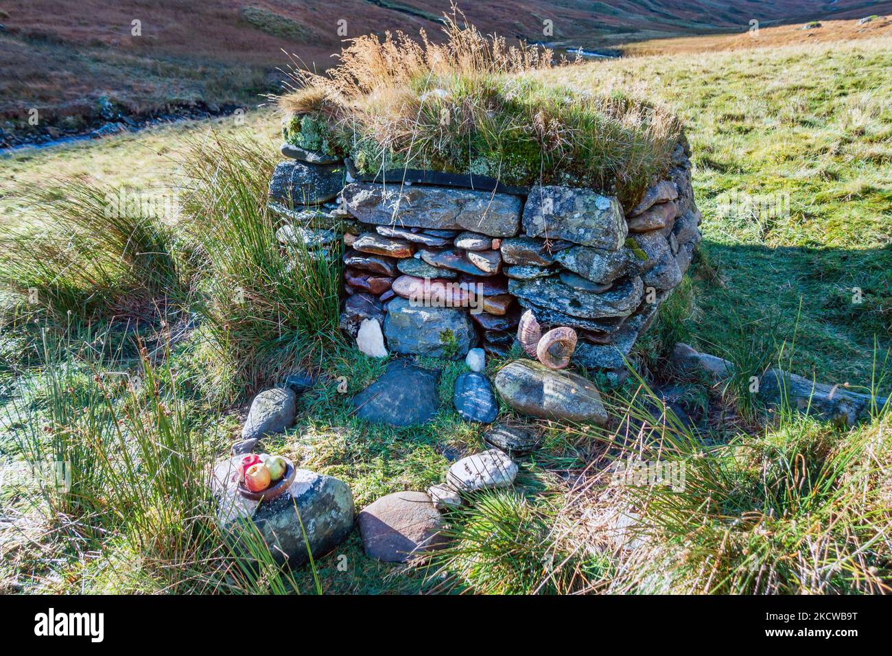 Der heidnische Schrein von Tigh Nam Bodach oder Tigh Nam Cailliche in der Nähe von Loch Lyon in Perthshire, Schottland, der heilige Flusssteine enthält Stockfoto